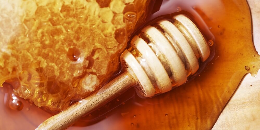 honeystick sitting in manuka honey